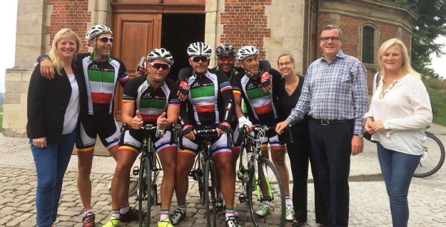 Fort_Il-sindaco-De-Padt-con-i-ciclisti-in-cima-al-Muro2