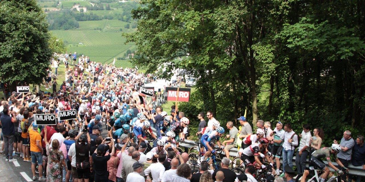 Giro 2022_Il passaggio del gruppo_b