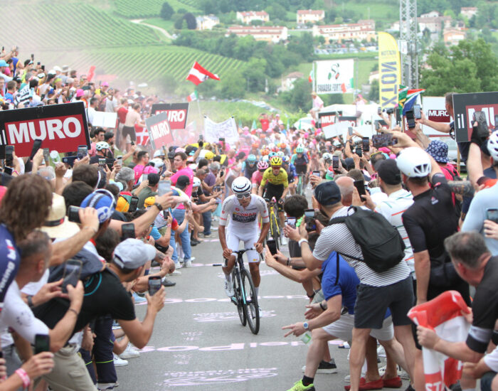 Giro-dItalia_Il-passaggio-sul-Muro-1- Giro-dItalia_Il-passaggio-sul-Muro-1-